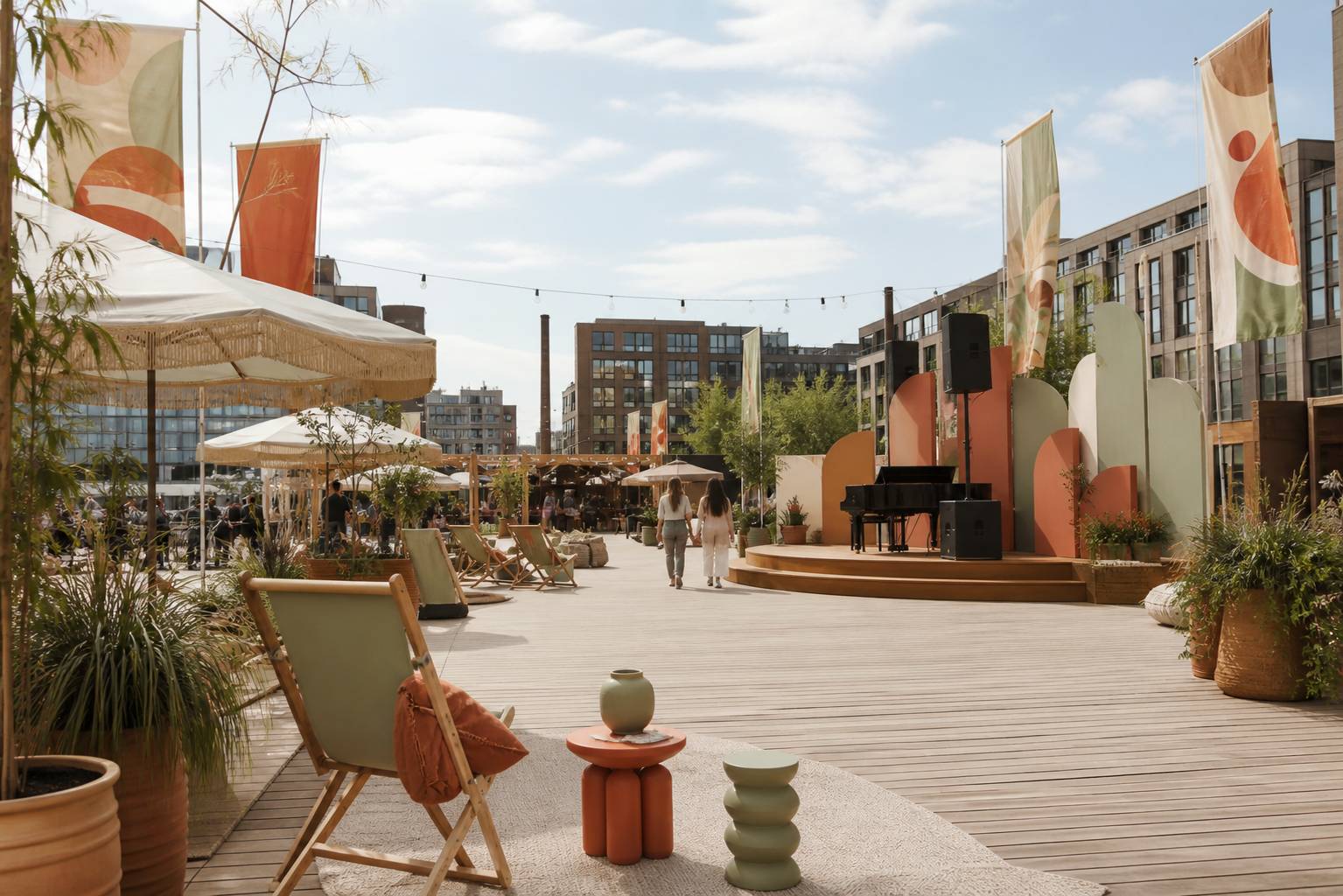 Esplanade de festival avec stands et bannières aux motifs rétro