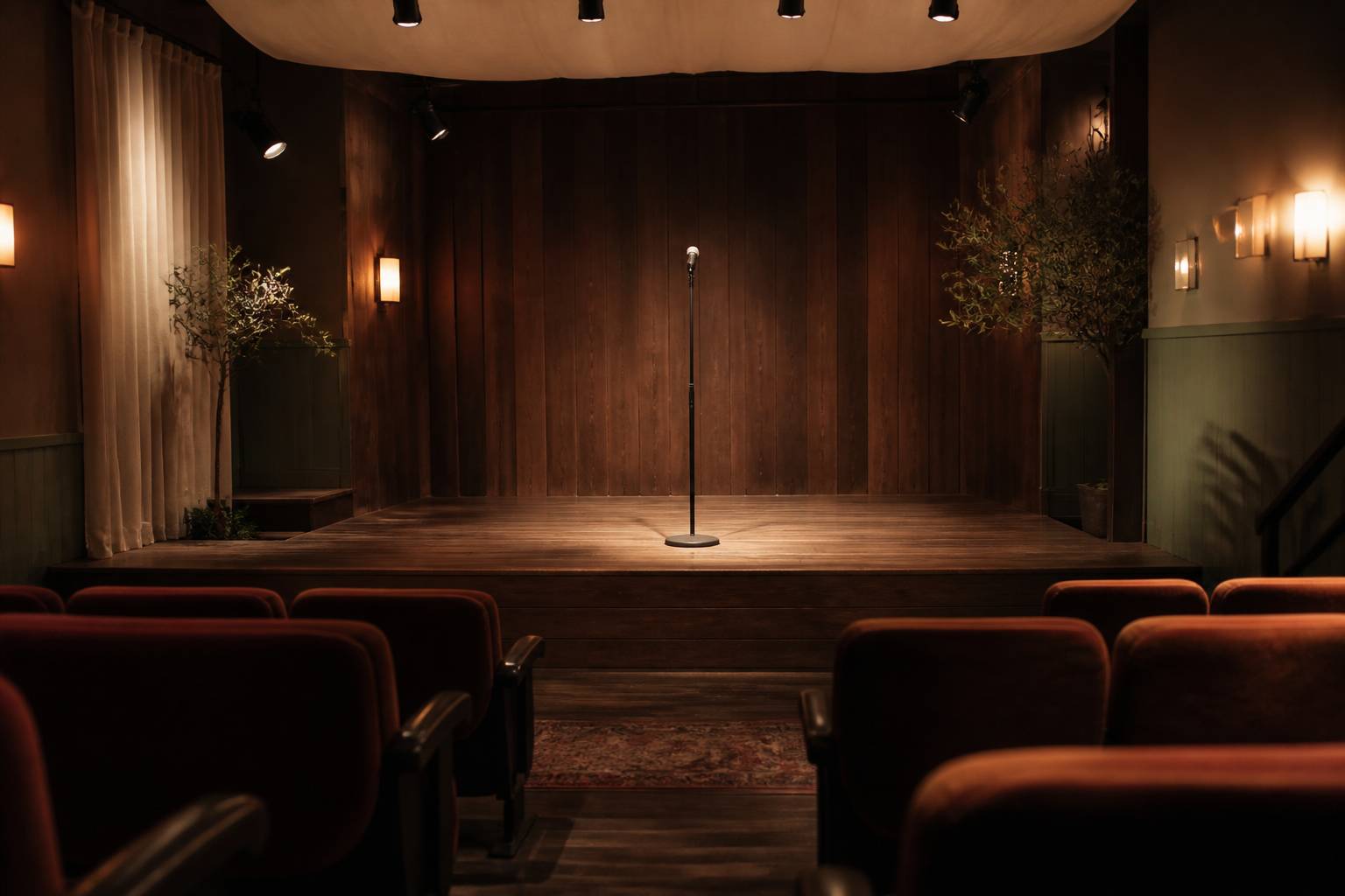 Scène de stand-up avec micro sous un projecteur chaud
