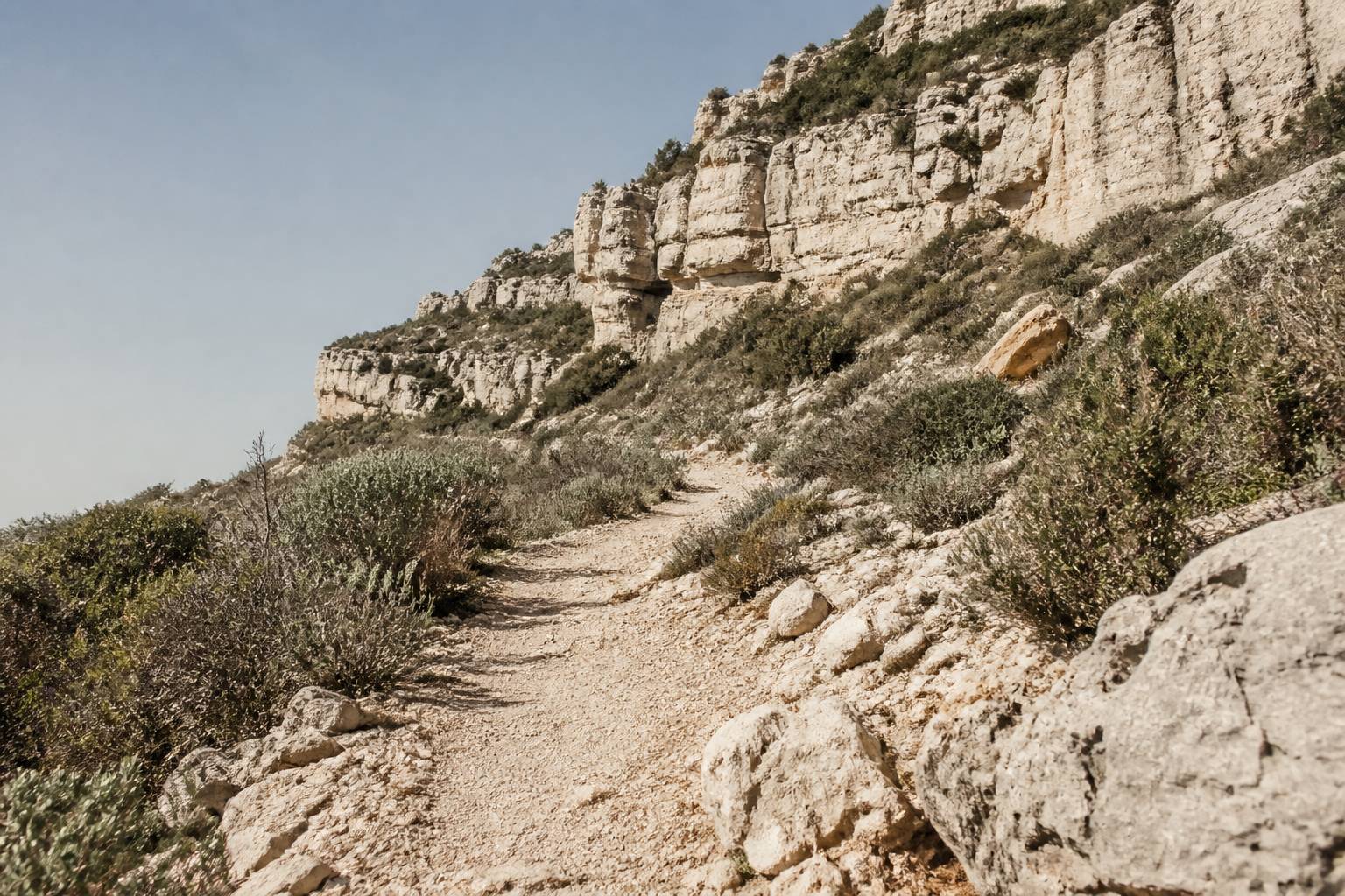 Sentier minéral longeant la falaise calcaire de Lioux