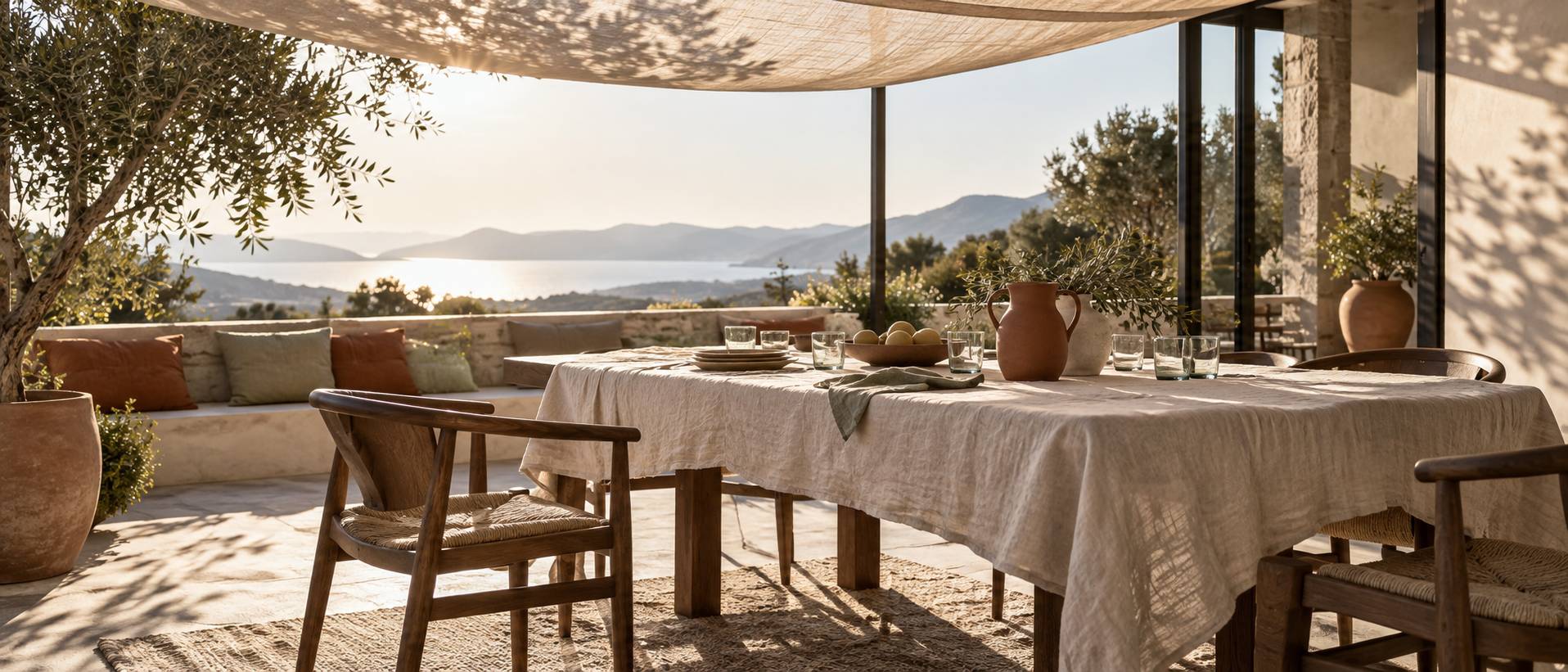 Grande ombrelle à toile claire déployée sur une terrasse méditerranéenne ensoleillée
